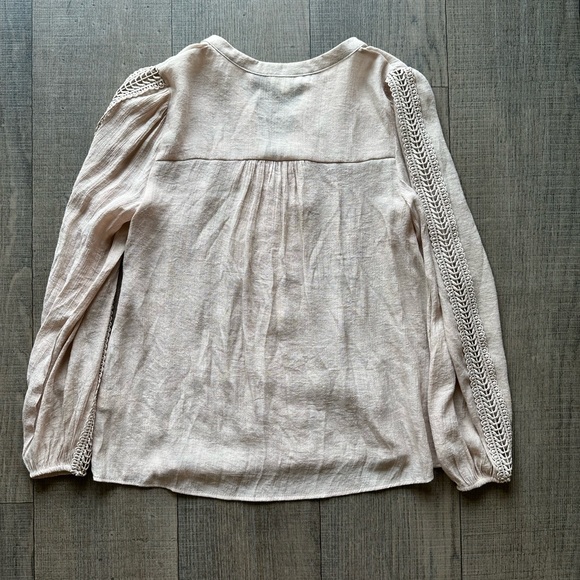 NWOT Eyelet patterned neutral tone blouse size S - Picture 7 of 10